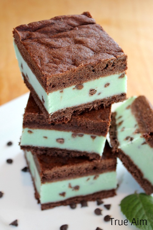 Homemade mint chocolate chip ice cream sandwiches - Use any kind of Ice cream, but comes with a Frozen Yogurt Recipe - YUM!