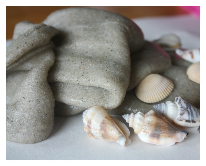 beach-sand-sensory-play-idea-with-seashells
